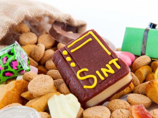 Banketstaven, pepernoten en chocoladeletters