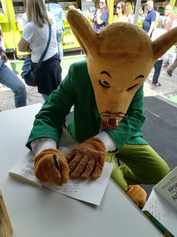 Sessão de Autógrafos às 15h30